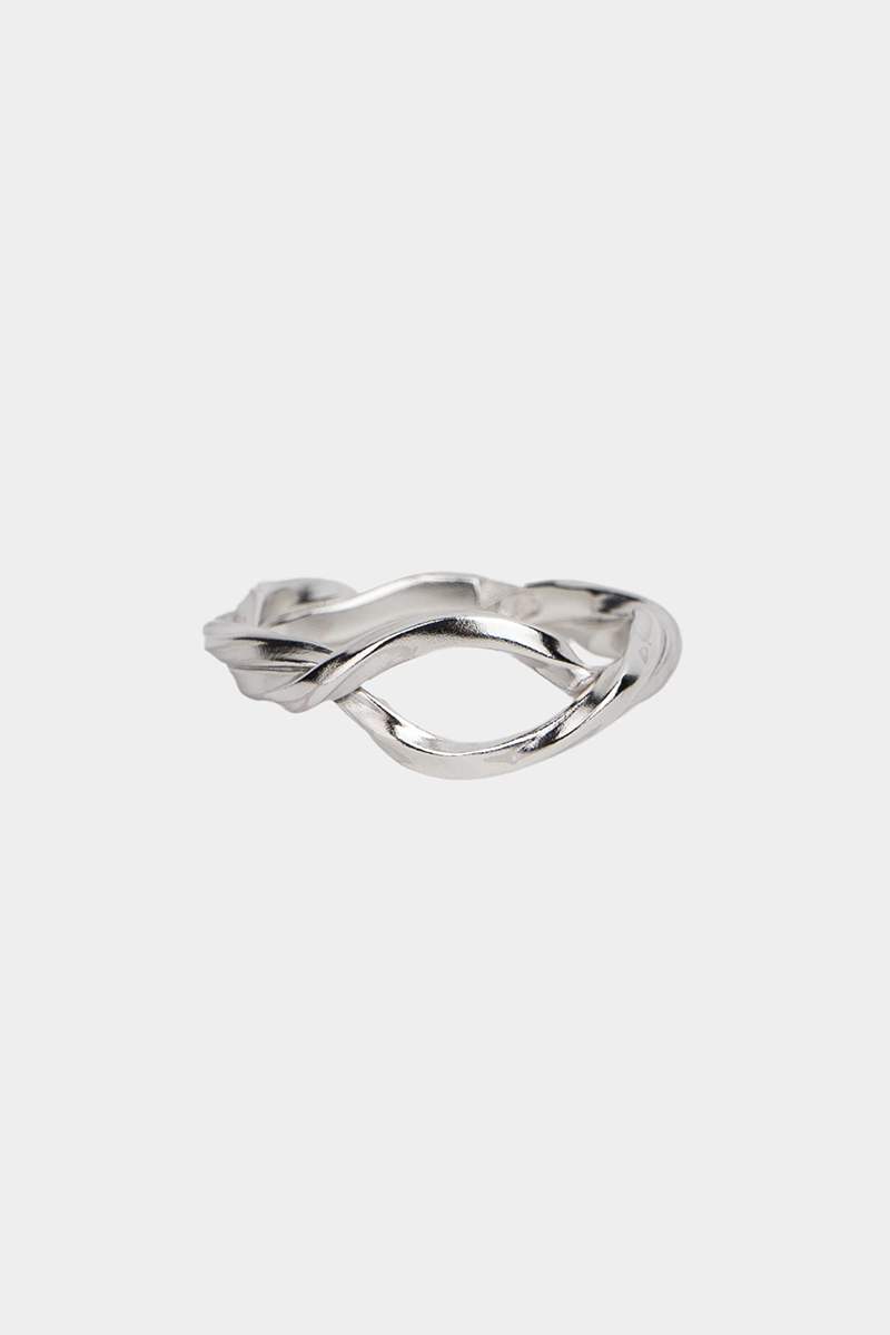 Twisted string ring